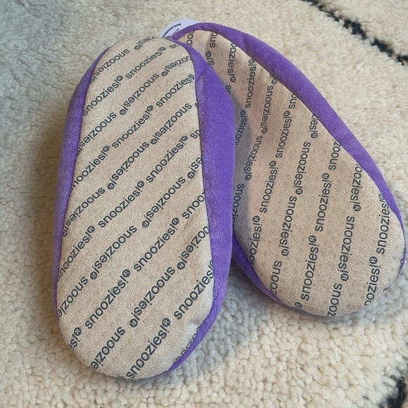 Snoozies Slippers. NWT. Purple and burgundy. Size medium. Nonslip. - Picture 2 of 5